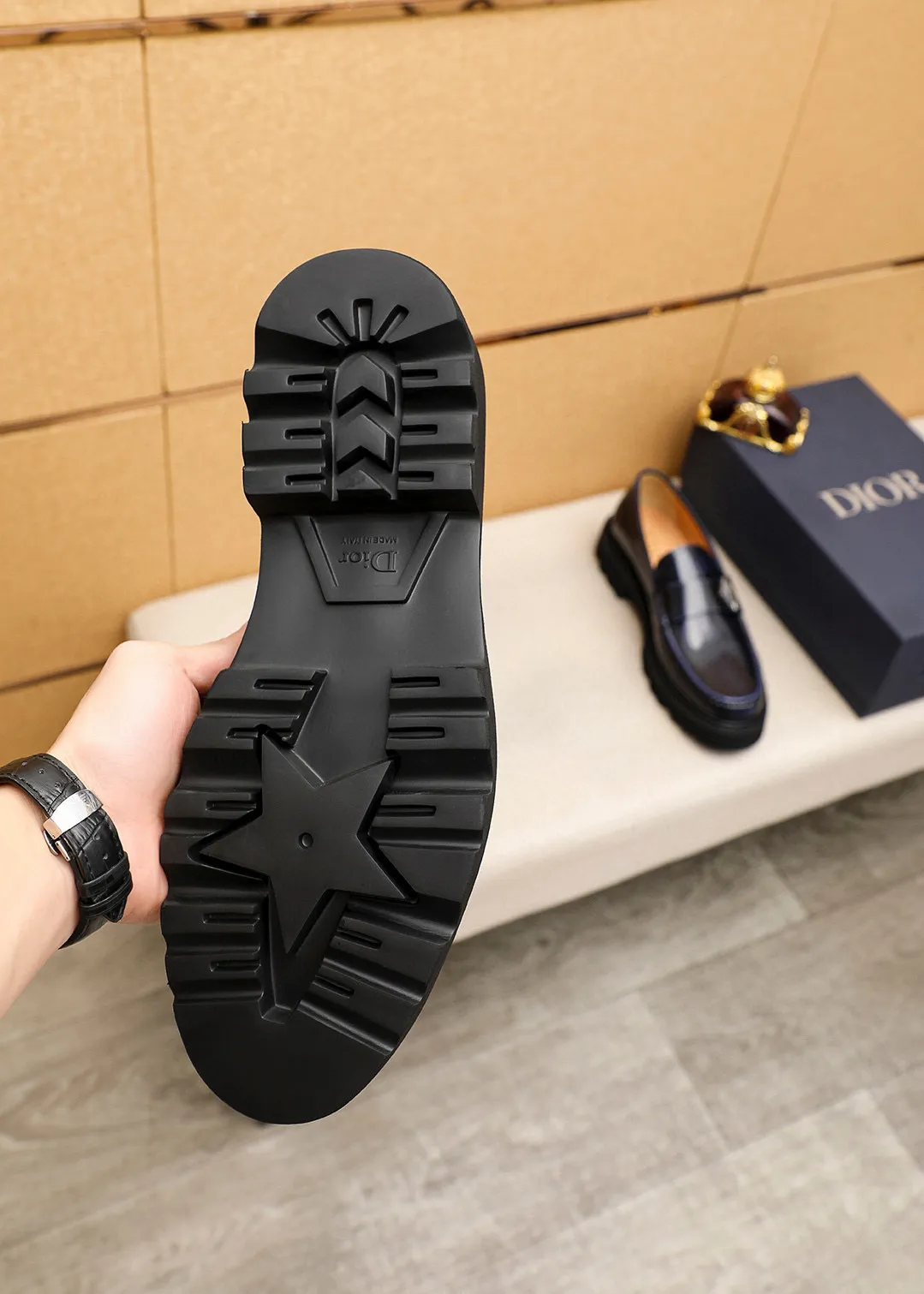 Men's shoes 💰480 💐 Product trademark: Dior "Dior" casual leather shoes Regular size: 39-44 (45🉑️customized) Product materials: Selected Italian imported first-layer beaded cowhide upper + classic hardware buckle, imported water-dyed 🐂 cowhide lining. Strong three-dimensional visual effect, original outsole Color: 3⃣️colors available